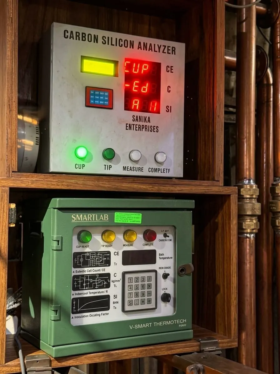 Carbon silicon analyzer for molten metal composition testing